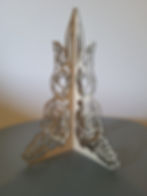 Support en bois clair, motif de roses découpées au laser élégamment.