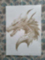 Dessin détaillé d'une tête de dragon marron sur toile blanche.