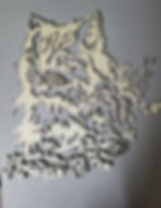 Tête de chat stylisée en découpe, ornée de motifs floraux élégants.