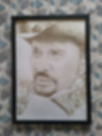 Portrait encadré de Johnny Hallyday en chapeau de cowboy, style dessin.