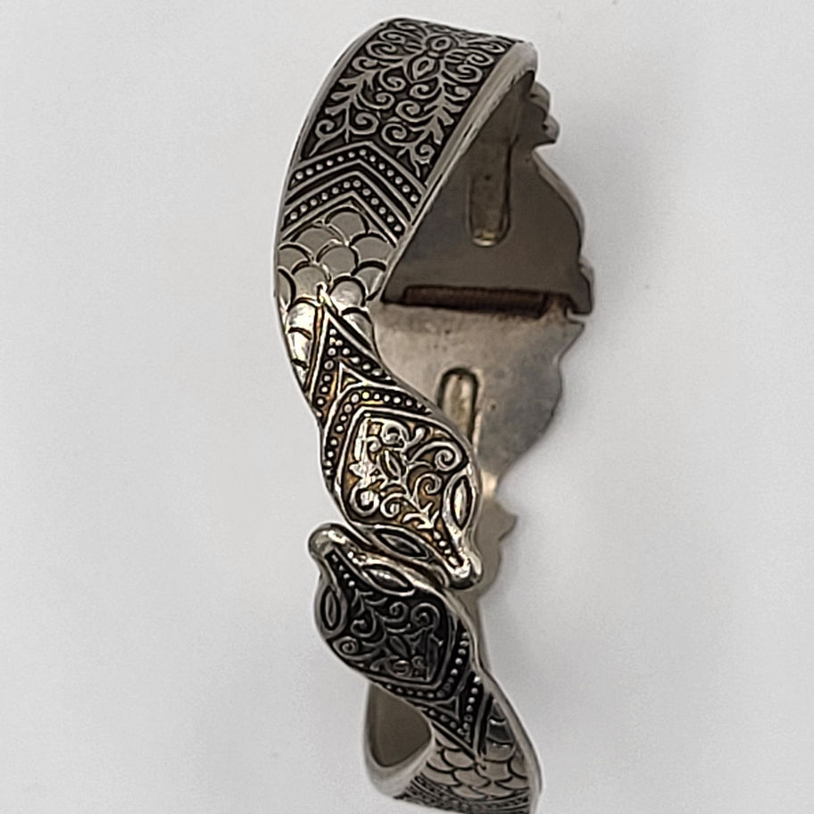 Bracelet manchette argenté avec motifs complexes de serpent gravés, très détaillé.