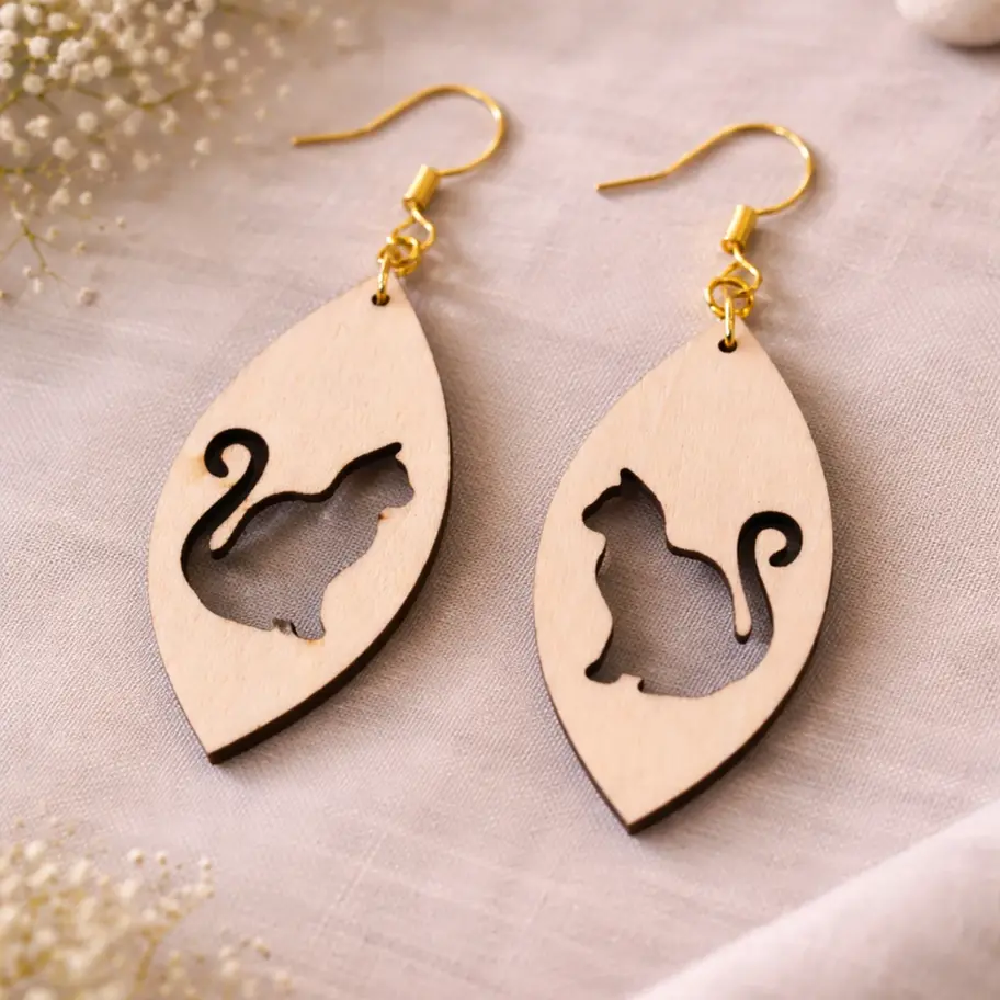 Deux boucles d'oreilles pendantes en bois avec découpe silhouette de chat.