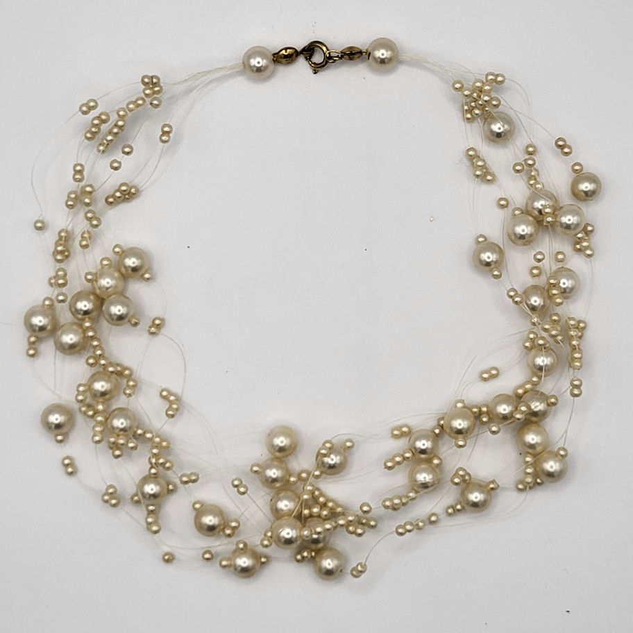 Collier de perles crème, multiples rangs, design délicat et élégant.