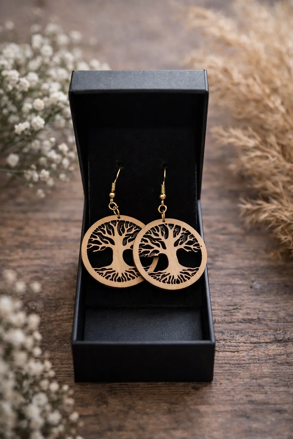 Boucles d'oreilles circulaires en bois arbre de vie dans boîte cadeau noire.