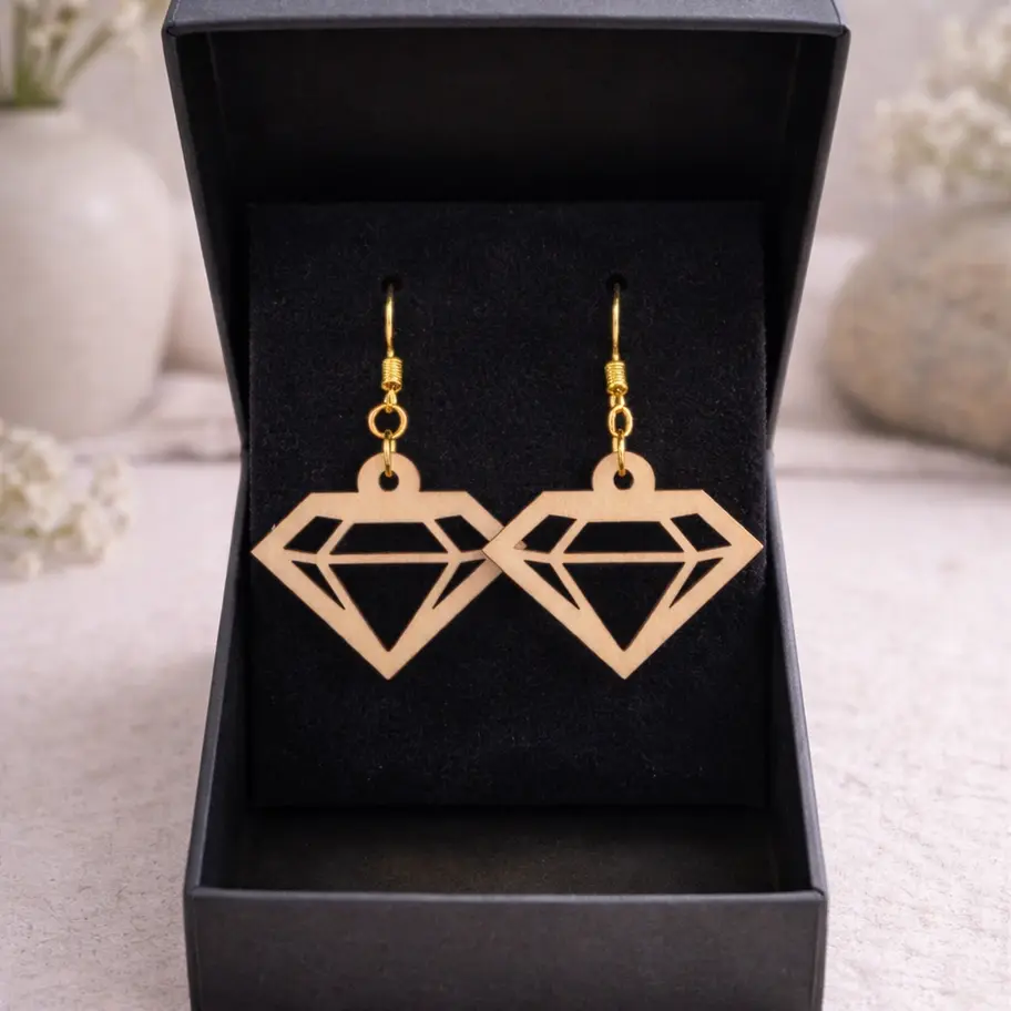 Boucles d'oreilles en bois en forme de diamant dans une boîte cadeau noire.