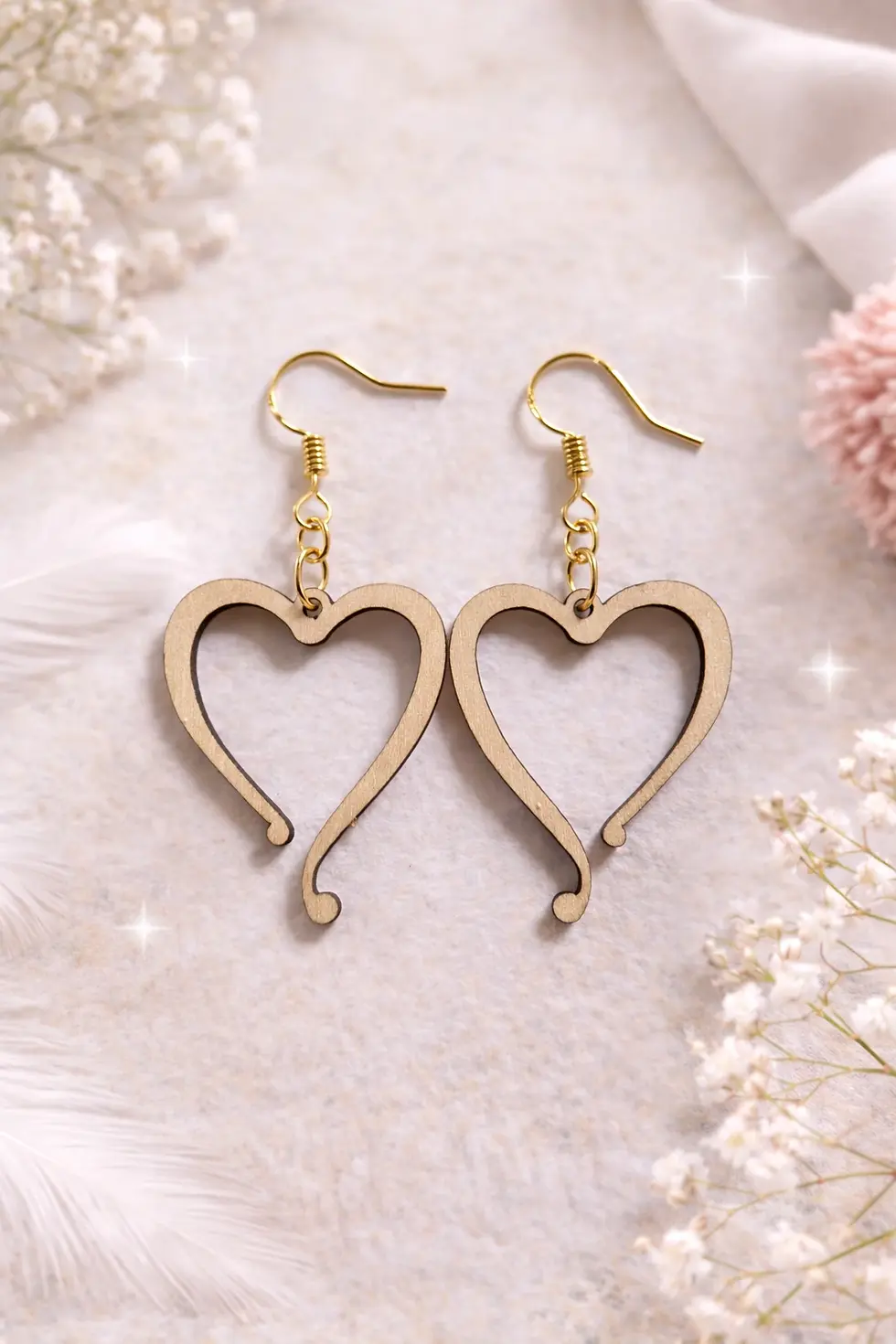 Paire de boucles d'oreilles pendantes cœurs évidés en bois clair.