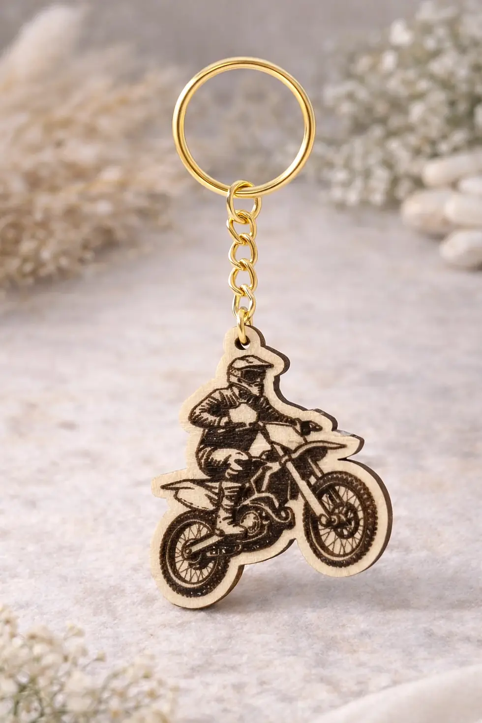 Porte-clés en bois moto cross, design unique pour motards passionnés.