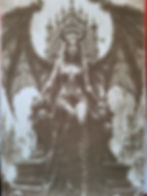 Reine démoniaque avec cornes et ailes assise sur un trône de crânes.