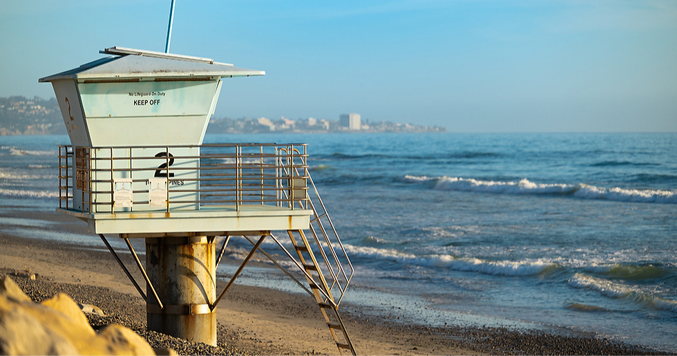 Torrey Pines Beach Lifeguard Tower with view of La Jolla and waves