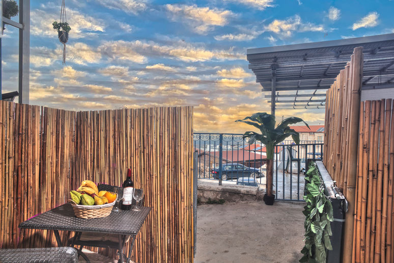 ג'קוזי זוגי מפנק, מטבחון מאובזר ופינת אוכל נעימה, מרפסת יפה משקיפה לנוף פנורמי להרי מירון והגליל.
הסוויטה מעוצבת אדריכלית בסגנון עתיק ויוקרתי