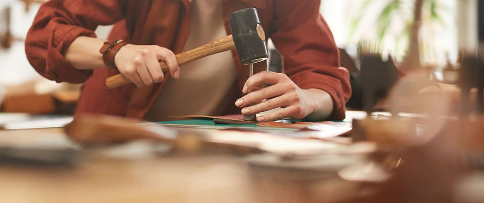 atelier d’initiation au travail du cuir à Paris avec couture main et marquage