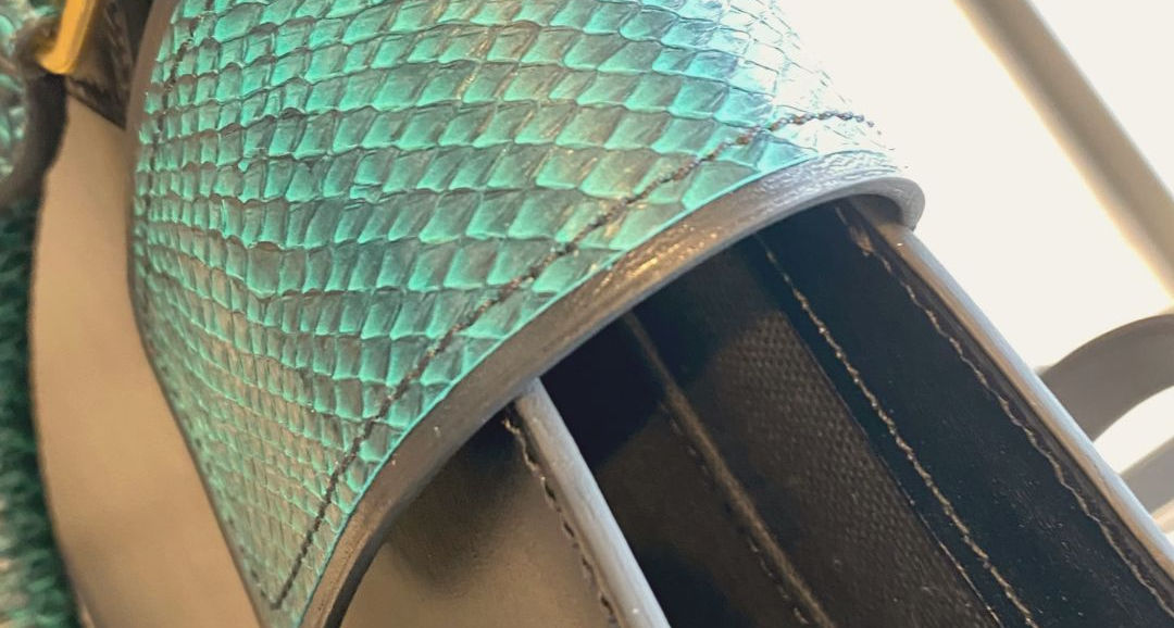 Détail sac en cuir de saumon vert, création sur-mesure Atelier AMYTiS Paris