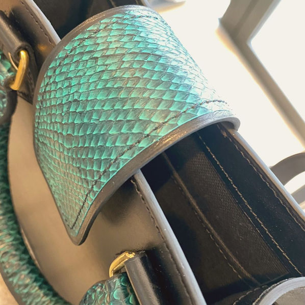 Détail sac en cuir de saumon vert, création sur-mesure Atelier AMYTiS Paris