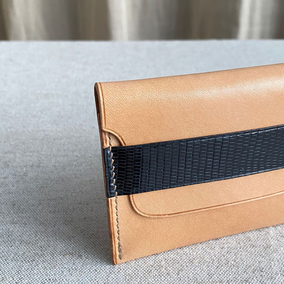 Détail de porte-cartes en cuir cousu main, création réalisée pendant un cours de maroquinerie artisanale à Paris.