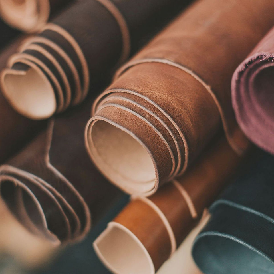 Rouleaux de cuir pleine fleur dans l’atelier de maroquinerie AMYTiS à Paris.