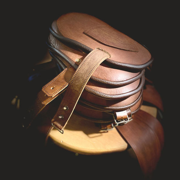Épaulière en cuir marron pour costume du film Les Sentinelles, réalisée sur mesure avec couture artisanale par l’Atelier AMYTiS Paris.