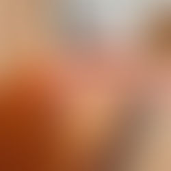 Piles de cuir de tannage végétal marron sur l’établi de l’Atelier AMYTiS à Paris.