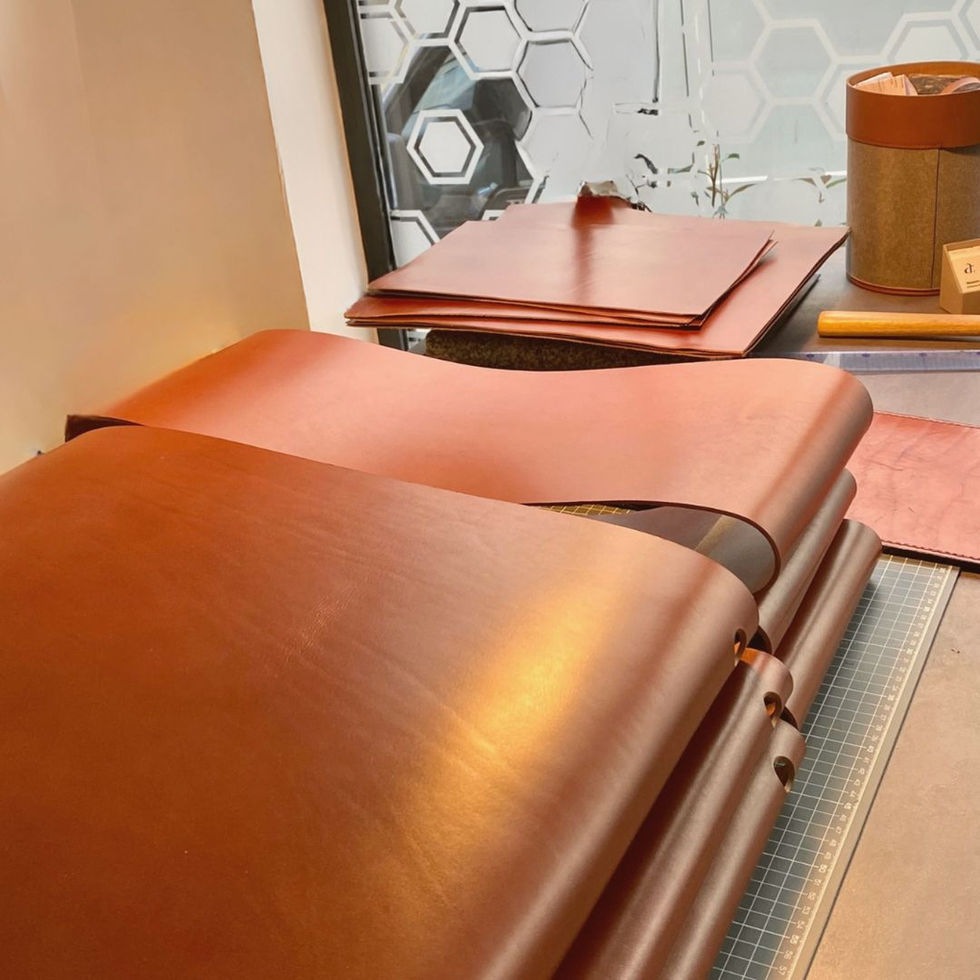 Piles de cuir de tannage végétal sur l’établi de l’Atelier AMYTiS.