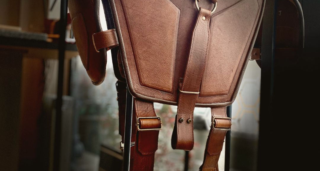 Plastron en cuir marron vu de dos, avec sangles et attaches réglables, conçu pour une collaboration artistique et réalisé à la main à l’Atelier AMYTiS Paris.