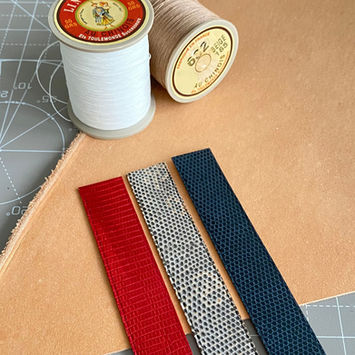 Choix des cuirs et matériaux pendant un atelier cuir à Paris