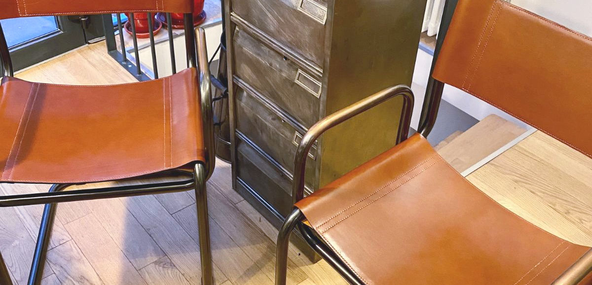 Ensemble de chaises vintage restaurées artisanalement en cuir de tannage végétal.