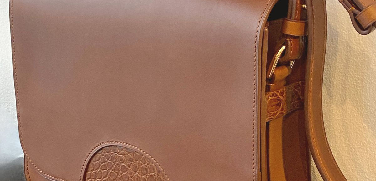 Sac bandoulière sur-mesure en cuir marron avec détail en crocodile, Atelier AMYTiS- Paris