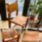 Restauration de chaise en cuir avant après – assise et dossier refaits à Paris