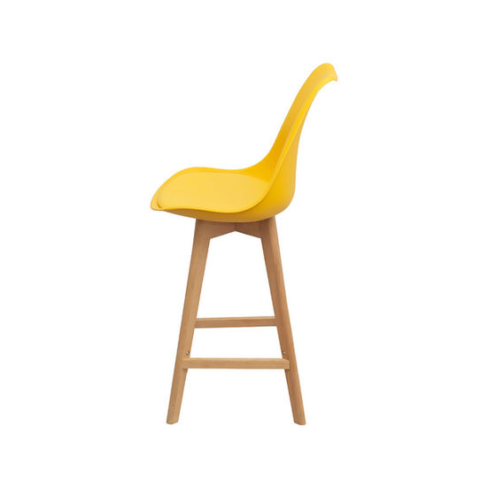 Banqueta amarela moderna com pernas de madeira