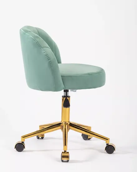Cadeira giratória estofada verde-menta com base dourada