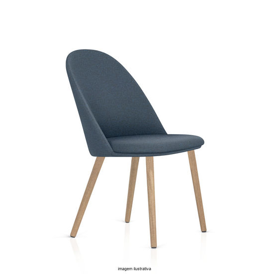 Cadeira estofada azul, pernas de madeira clara