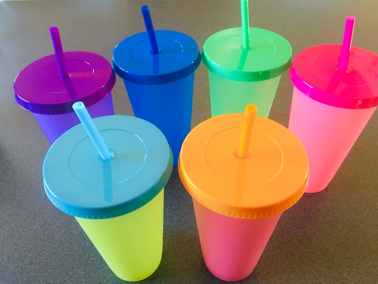Colour changing staw cups