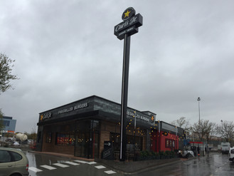 Obra terminada para Carl´s Jr. en Islazul con Dulceida como diseñadora de una hamburguesa