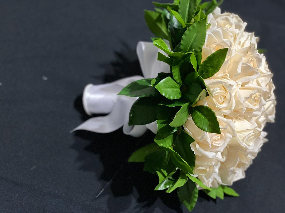 Miniatura: BUQUÊ DE ROSAS BRANCAS E FOLHAGENS