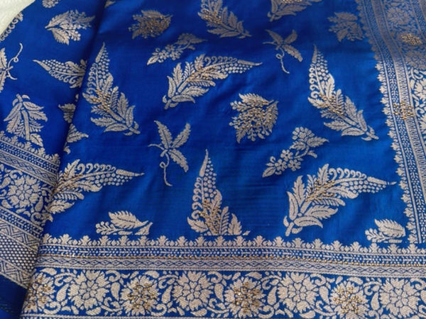 Sari traditionnel bleu à motifs argentés