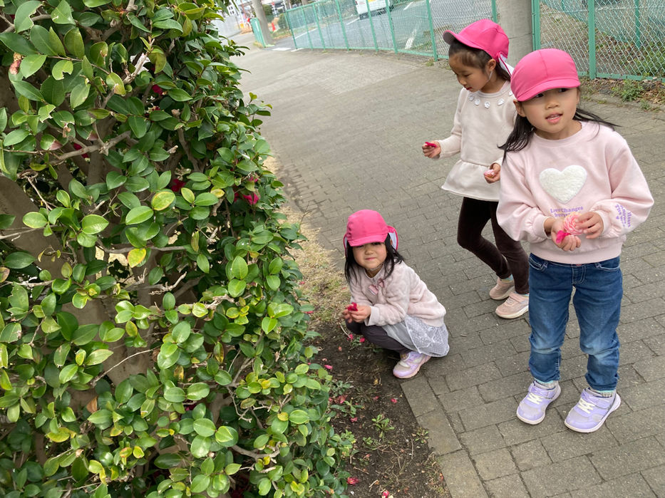 外で遊ぶ子どもたち