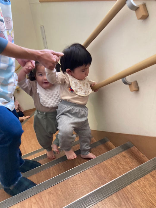 階段を登る子どもたち