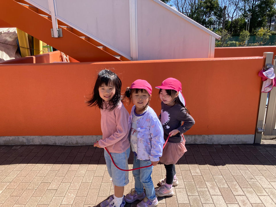 外で遊ぶ子どもたち