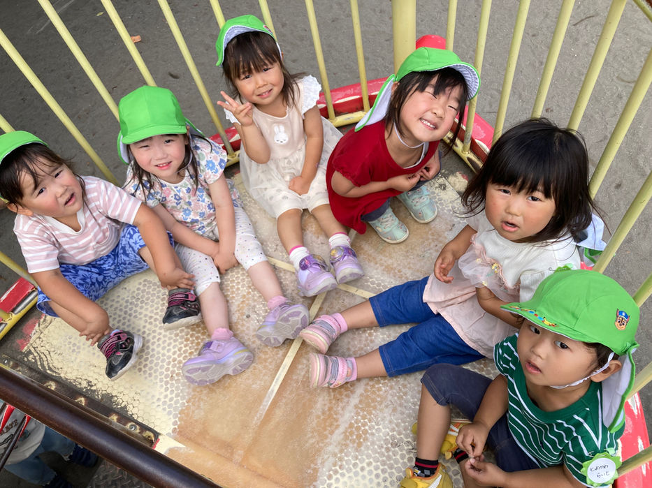 外で遊ぶ子どもたち