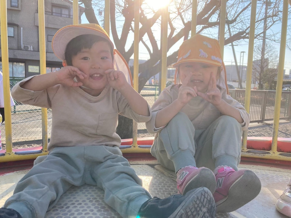 外で遊ぶ子どもたち