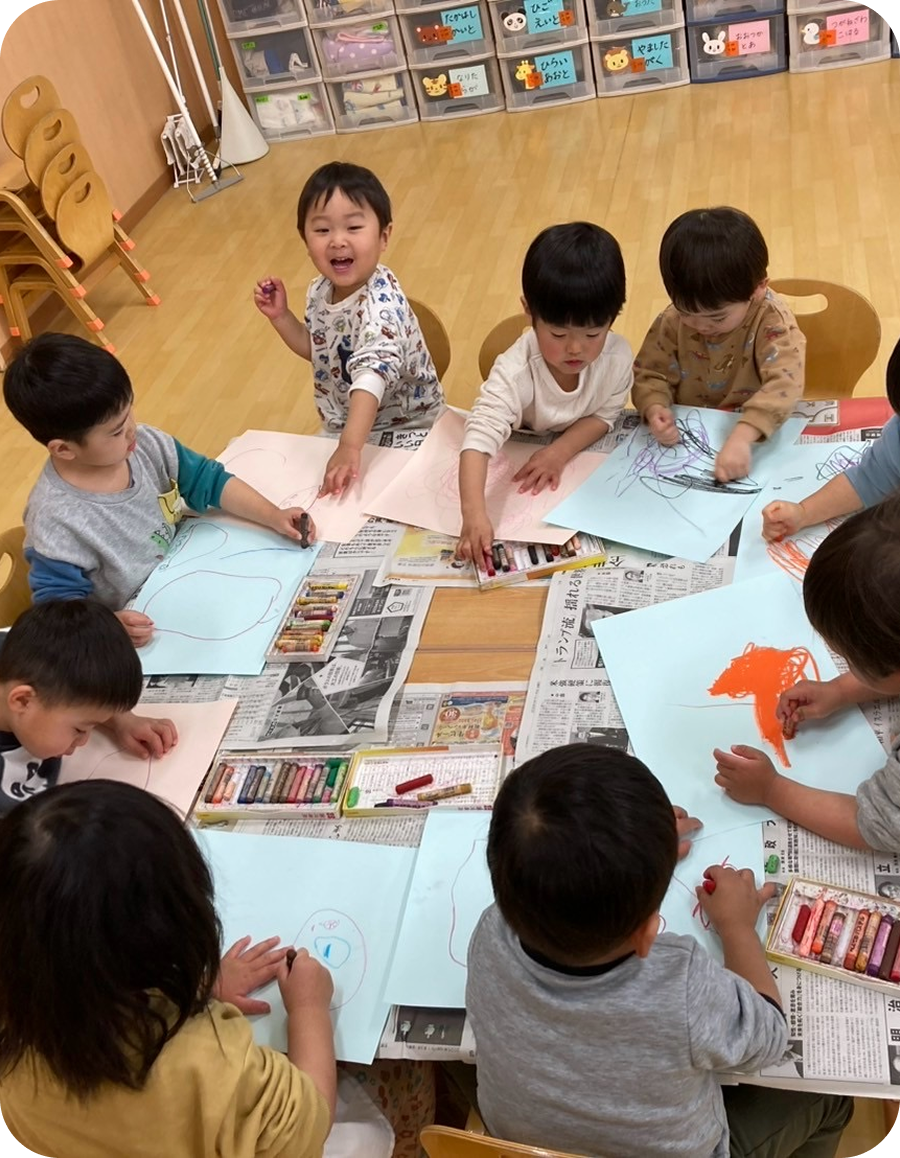 お絵描きをする子どもたち