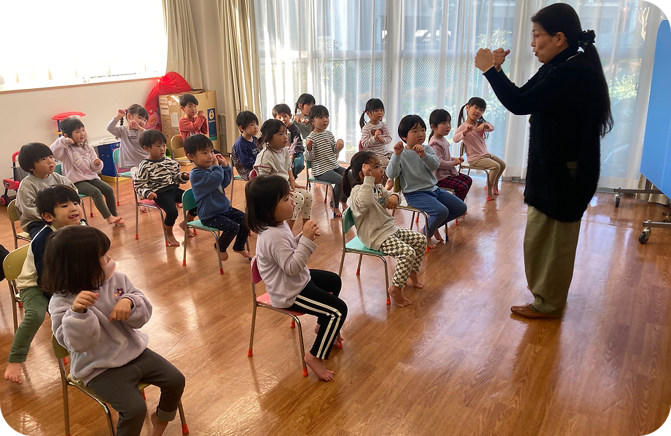 座っている子どもたち