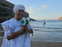 Entre mãos que cuidam e saberes que guiam
