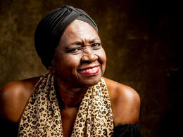 Cantora Áurea Martins apresenta seu aclamado trabalho “Senhora das folhas”, no Teatro Rival, dia 6