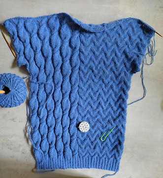 Ferig gestricktes Rückentil eine Pullovers