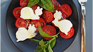 Tomaten, Basilikum und Mozzarella in Schneckenform