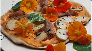 Flammkuchen mit Schinken, Pfirsichen und Blüten