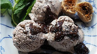 3 Kugelm´n Frozen Yoghurt mit Schokoladensauce