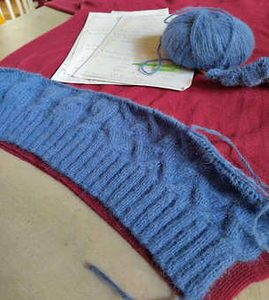 Anstrick eines blauen Pullovers