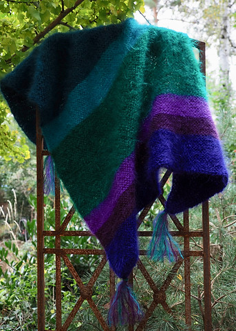 Dreieckstuch aus Mohair mit schrägen Streifen