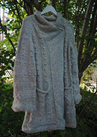 Graue Strickjacke mit Schalkragen, Knopf und Noppen